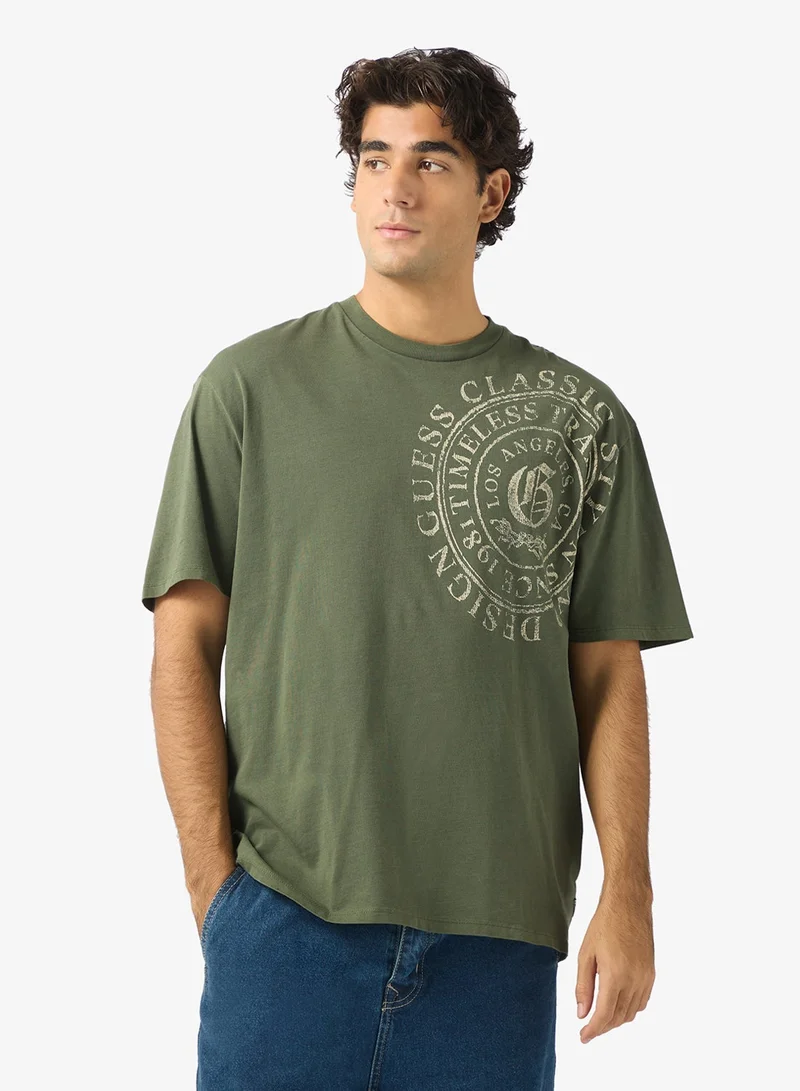 جس تيشيرت بأكمام قصيرة مطبوع عليه حروف